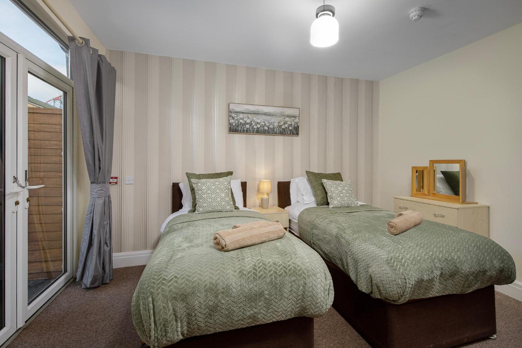 Arnside - Spacious 10-Bedroom Seaside Cottage Блэкпул Экстерьер фото
