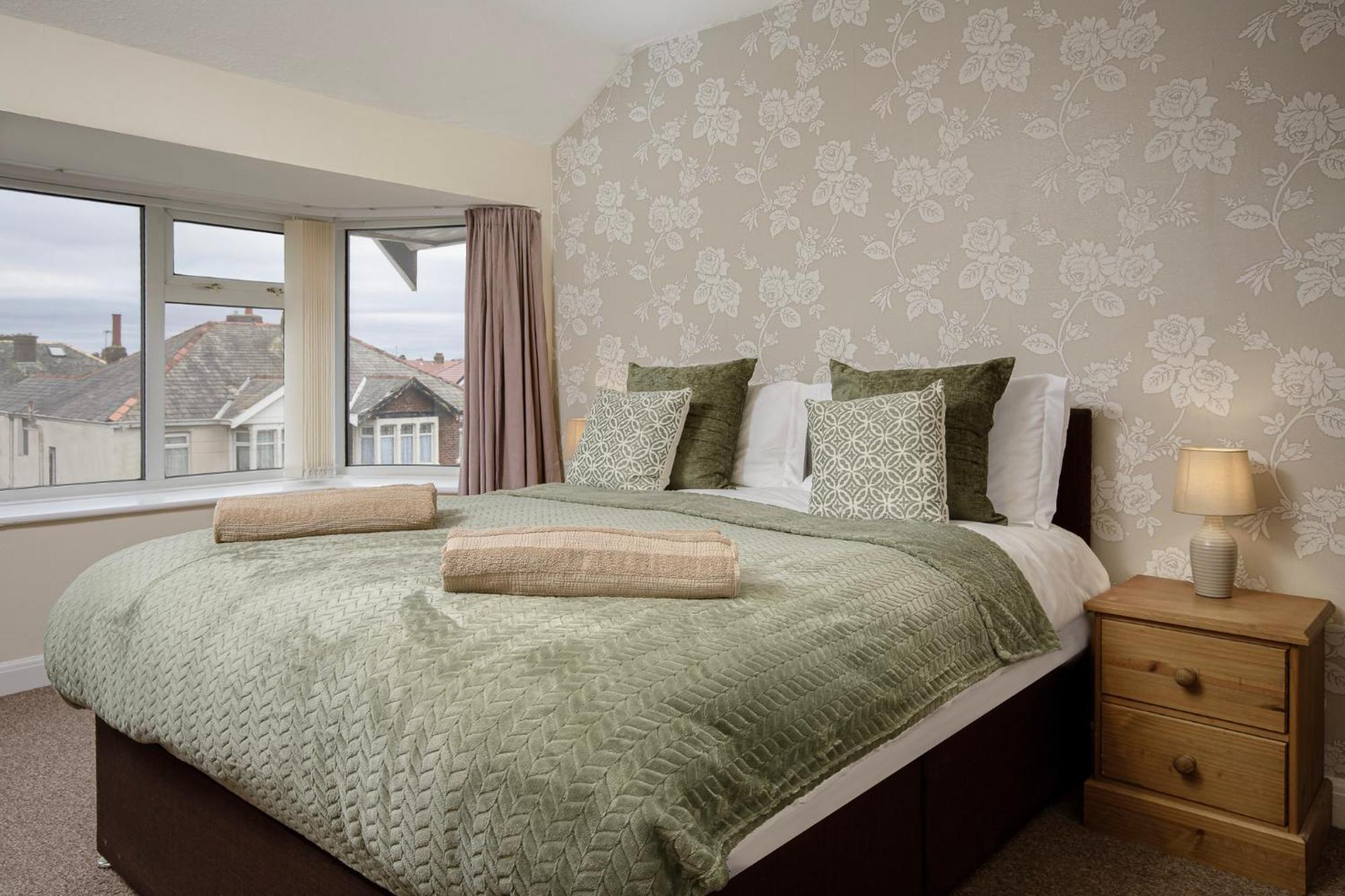 Arnside - Spacious 10-Bedroom Seaside Cottage Блэкпул Экстерьер фото